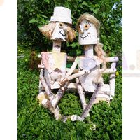 Влюбленная парочка из березовых чурбаков станет украшением вашего сада