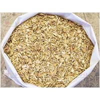 Опилки – один из самых удобных материалов для мульчирования