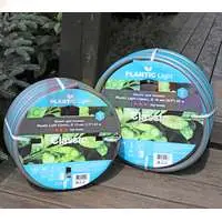 Прочный садовый шланг с трехслойной конструкцией прослужит не один сезон