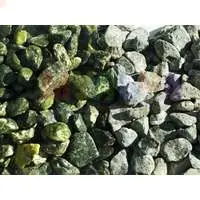 Галтованная крошка змеевика - красивый материал для отсыпки садовых дорожек