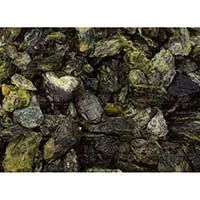 Украсить дачный участок или сад поможет каменная крошка змеевика