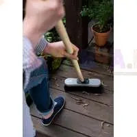 Содержать в чистоте придомовую территорию поможет универсальная щетка Plantic light